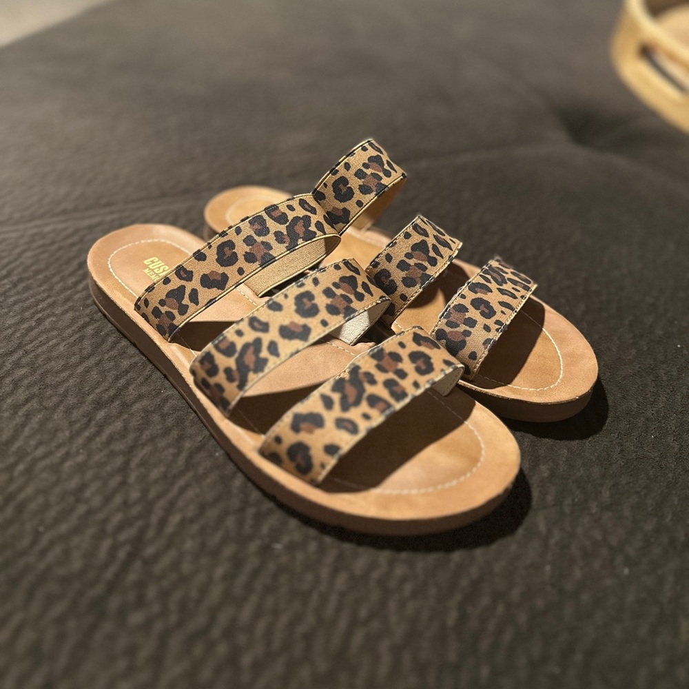 Cushionaire Memory Foam Leopard Print Sandals with Stretchy Straps. Size 9.